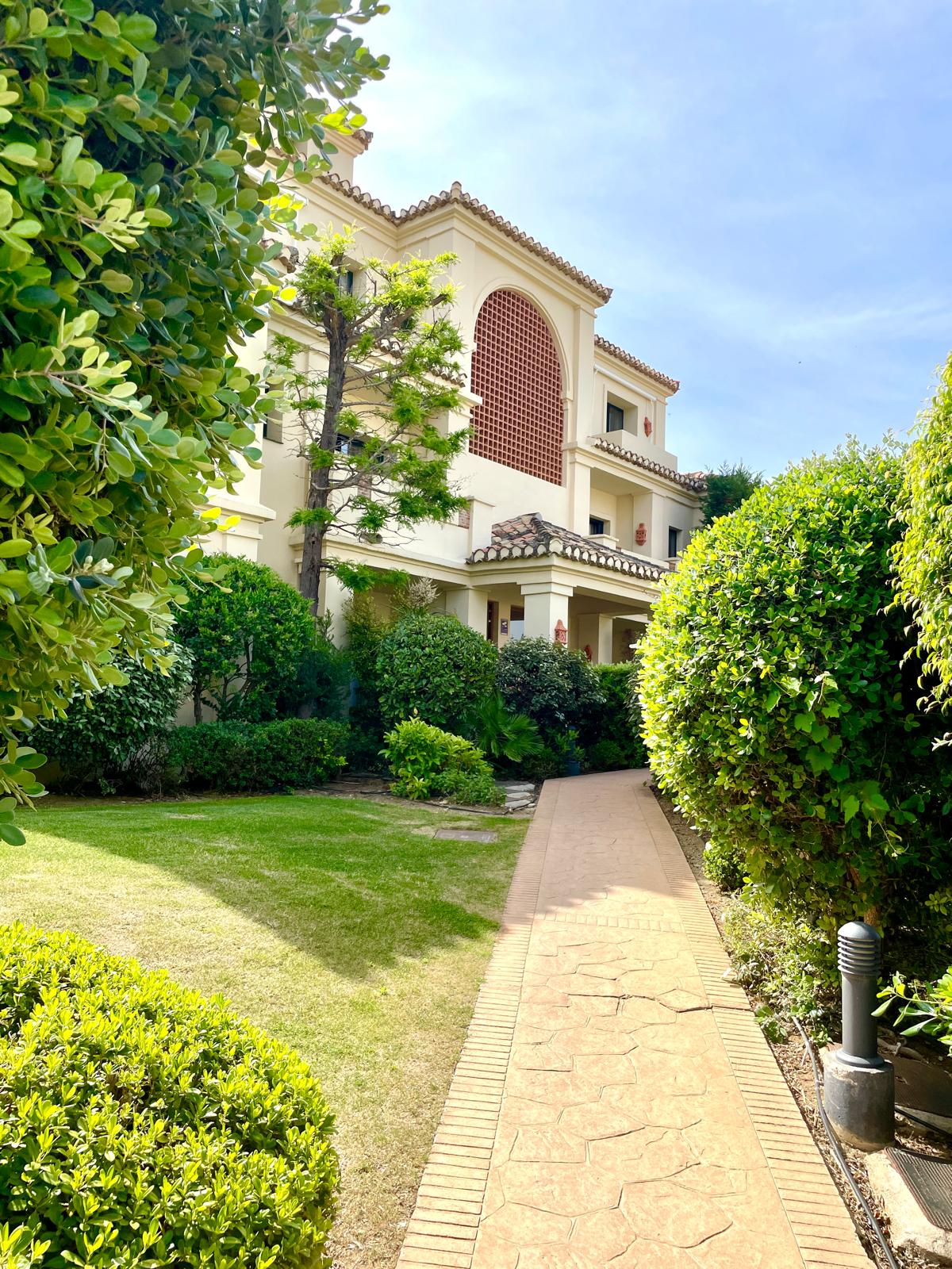 4 bed duplex apartment in Capanes Del Golf, Benahavis, Marbella